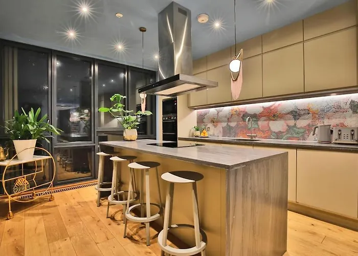 Hammock Heights! Hot Tub,Private Garage,Citycentre